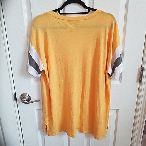 NWT VS Pink Logo Short Sleeve V-Neck Tee - Picture 4 of 4